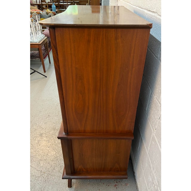 Mid-Century Modern Walnut Highboy Dresser For Sale In New York - Image 6 of 18
