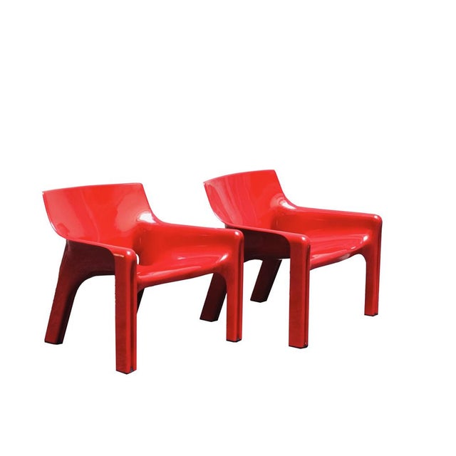 The Vicario armchair was designed by Vico Magistretti in the late 1960s for Artemide. Made of ABS plastic, this armchair...