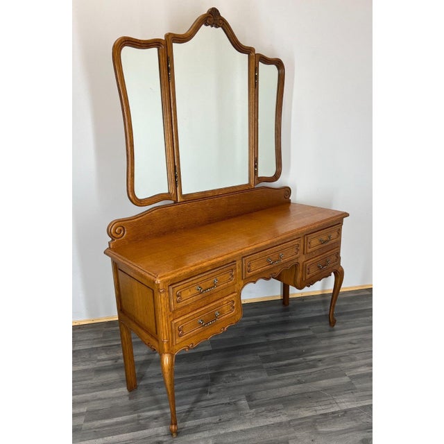 Ladies and gentlemen\. with great pleasure, I invite you to buy this great item which is a beautiful Louis dressing table....