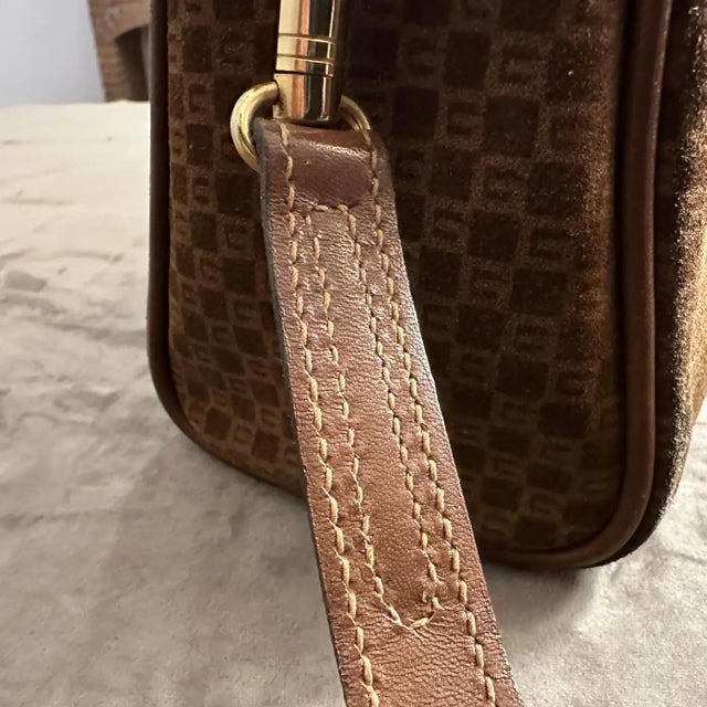 This is a 1980s Brown Leather Shoulder Bag by Gucci, reflecting the iconic elegance and quality of the brand during that...