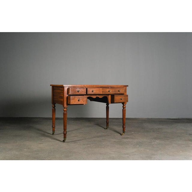 Desk Period & Style: English style - from the 20th century Features: - elegant and practical piece of furniture with...