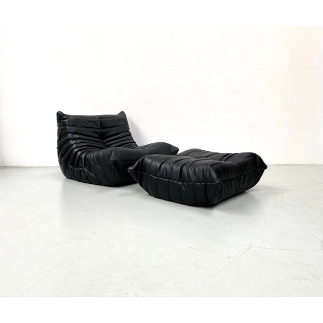 Set of French Togo Lounge Chair and Ottoman in Black Leather attributed to Michel Ducaroy for Ligne Roset, 1970s For Sale - Image 5 of 14