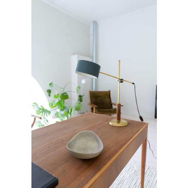 Wood Midcentury Modern Brass and Walnut Table Lamp by Einar Bäckström, Sweden, 1950 For Sale - Image 7 of 18