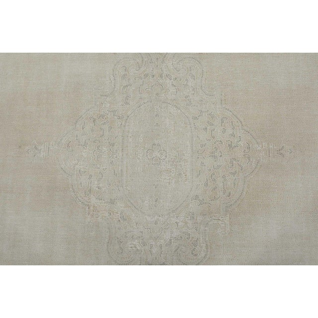 Kerman Rug 9’5” X 12′ Ivory Wool Vintage Distressed Hand-Knotted Carpet For Sale In Philadelphia - Image 6 of 15