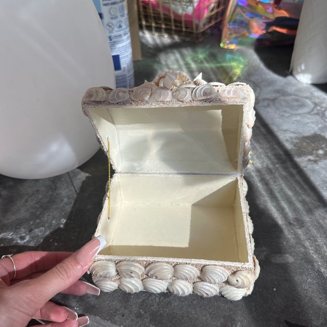 1970s Small Square Shell Jewelry Box For Sale In Atlanta - Image 6 of 7