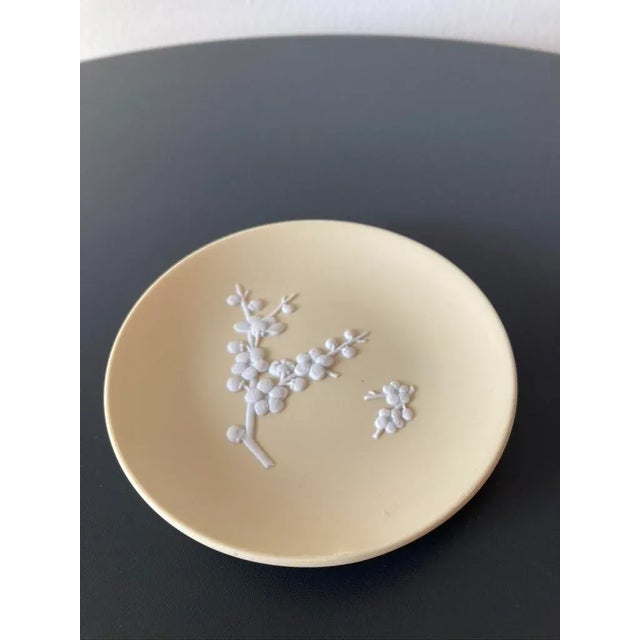 Mid-Century Modern English Wedgwood Jasperware Yellow Jewelry Dish With Asian Modern Design, Circa Mid 20th Century For Sale - Image 3 of 12