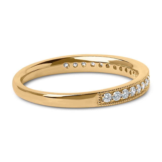 Envelop your finger in the timeless elegance of this 14K yellow gold wedding band, where the past and present blend...