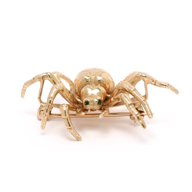 Modern 1960s Heavy Spider Brooch With Emerald Eyes, 14k Yellow Gold, Width 1 In For Sale - Image 3 of 6