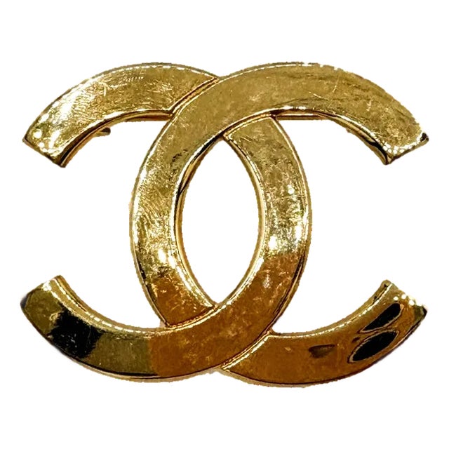 Vintage Gold Tone Metal Interlocking CC Brooch With Paris Stamp For Sale