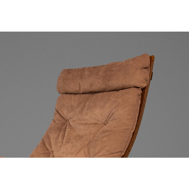 Mid-Century Scandinavian Modern High Back Siesta Lounge Chair & Ottoman Attributed to Igmar Relling for Westnofa, Norway, C. 1970's For Sale - Image 10 of 18