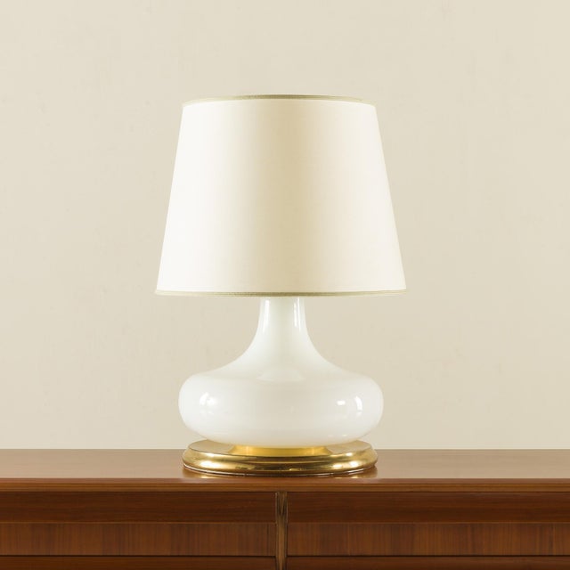This very large table lamp was made in Italy in the 1970s. Its design combines luxurious materials and refined...