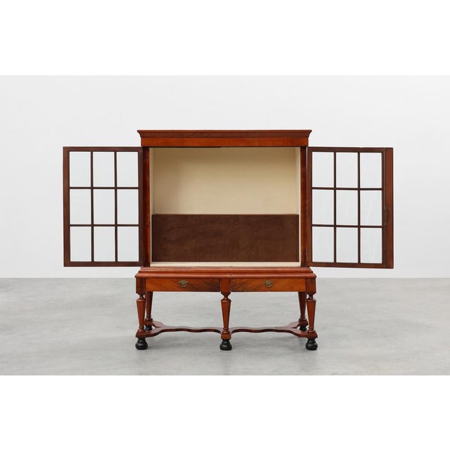 Antique William IV Style Walnut Display Cabinet, United Kingdom, 18th Century For Sale - Image 3 of 18