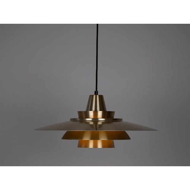 This aluminum lamp from the Danish brand Superlight was designed in the 1980s by David Mogensen. The lamp's form is based...