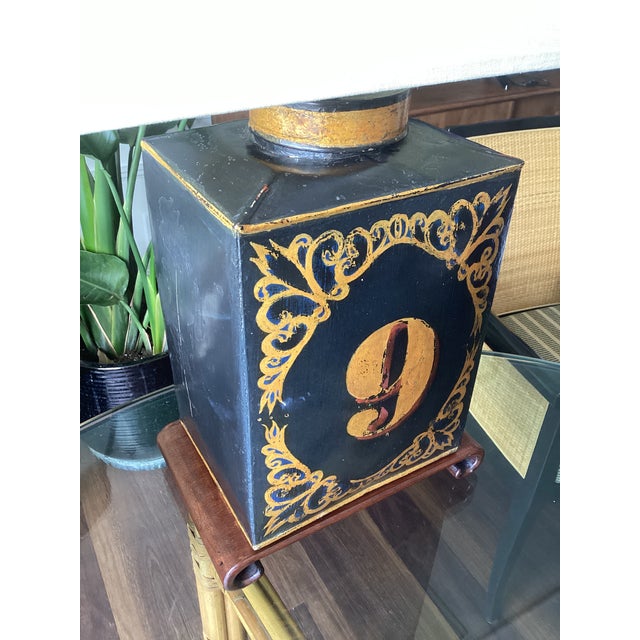 Vintage Tea Tin Folk Art “No. 9” Tole-Style Black & Gilt Table Lamp For Sale - Image 4 of 6