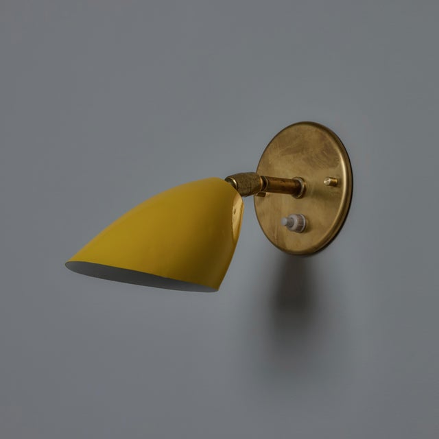 Mid-Century Modern 1960s Gino Sarfatti Model #26b Yellow and Brass Wall Lamp for Arteluce For Sale - Image 3 of 11