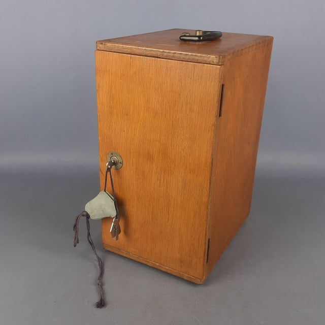 Laboratory Microscope Milo GC-3 N.171768 with Black Box and Accessories, 1930s, Set of 7 For Sale - Image 11 of 18