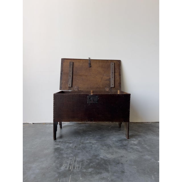 Antique 17th Century English Oak Plank Coffer For Sale - Image 4 of 13