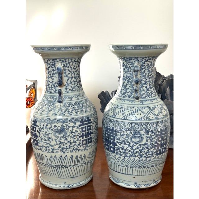 Asian Pair of Mid-Qing Dynasty Chinese Double Happiness Vases For Sale - Image 3 of 9