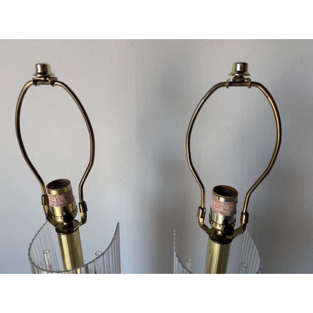 1980s Vintage Sciolari Style Brass & Clear Ribbed Lucite Table Lamps – Pair For Sale - Image 12 of 12