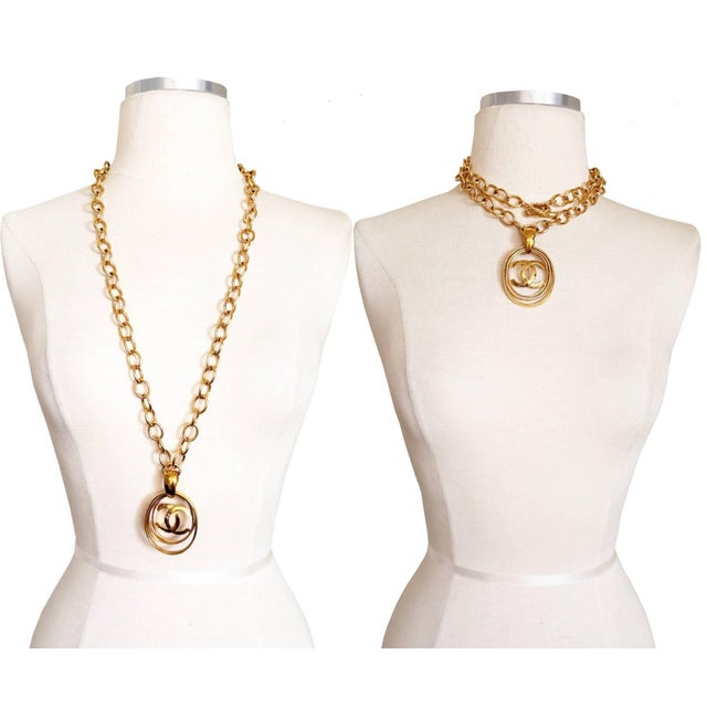 Contemporary Chanel Vintage Gold Plated CC 3 Rings Large Pendant Chain Long Necklace For Sale - Image 3 of 7