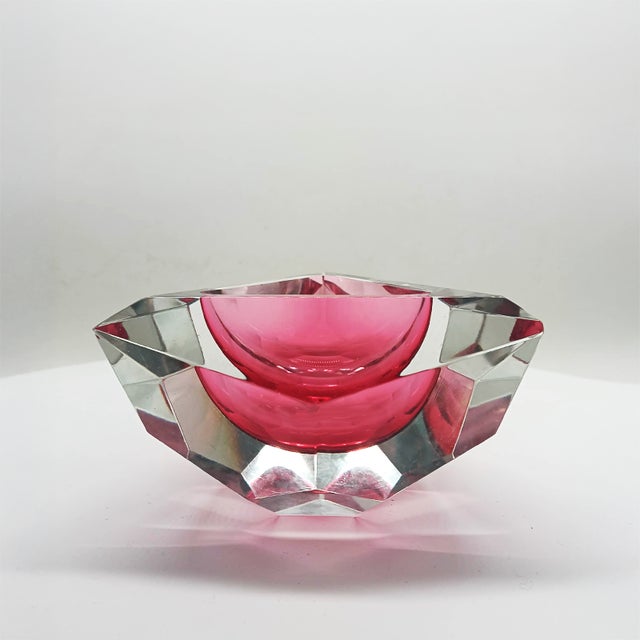 Multifaceted Triangular Ashtray or Catch-All in Pink Murano Glass attributed to Flavio Poli for Seguso, Italy, 1960s For Sale - Image 3 of 9