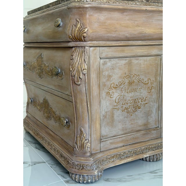 1990s French Provincial Bombe Marble Top Dresser – Louis XV Style Chest – Carved & Gilt – 3 Drawer For Sale - Image 14 of 16