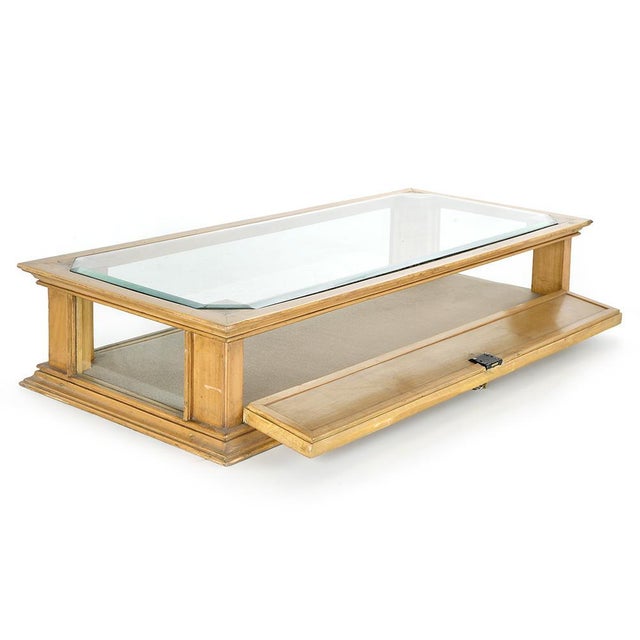 This display window with its orange-yellow patina seduces with its vintage charm and generous format. Designed to showcase...