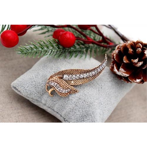 Leaf-Shaped Gold Brooch with Diamonds For Sale - Image 6 of 7