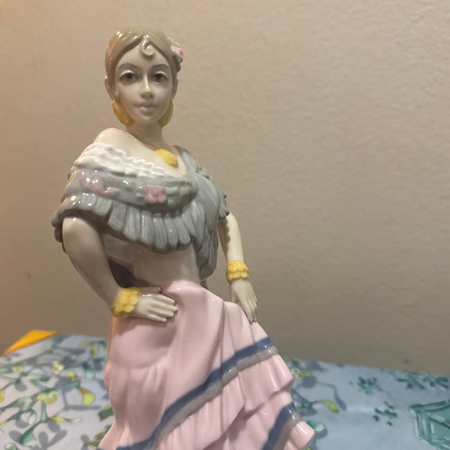 This elegant porcelain figurine features Carmen, the iconic and seductive protagonist from Georges Bizet's masterpiece...