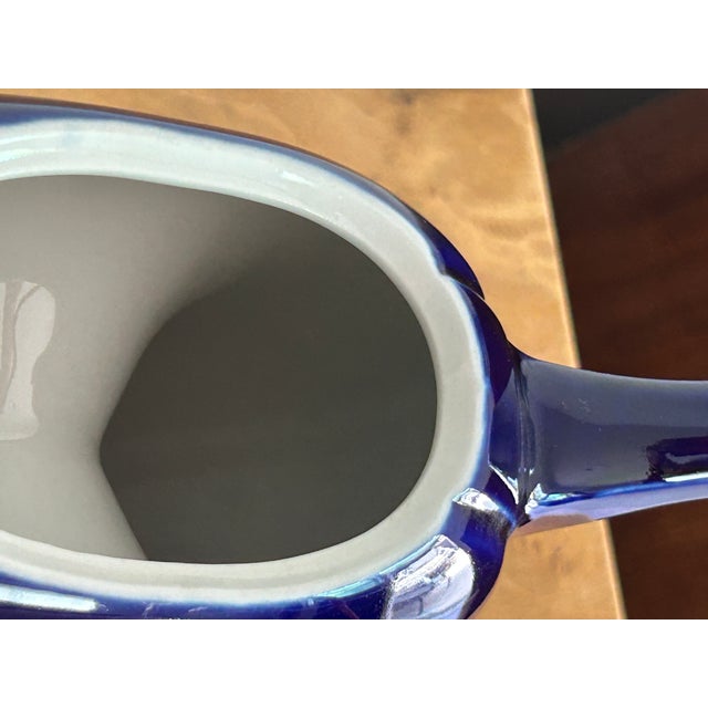 1950’s Hall China Company Made in the Usa Impeccable Iconic Vintage Cobalt Blue Doughnut Novelty Teapot For Sale - Image 15 of 18