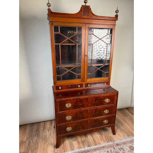 Federal Flame Mahogany Secretary Bookcase With Eagle Finial, C. 1810–1825 For Sale In Boston - Image 6 of 11
