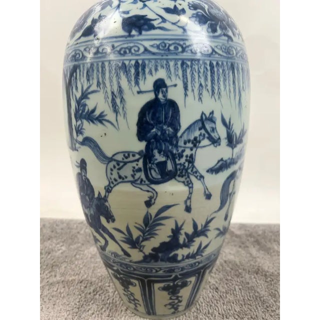 1980s Chinese Early Ming Dynasty Style Warrior Motif Blue & White Porcelaine Vase For Sale - Image 5 of 13