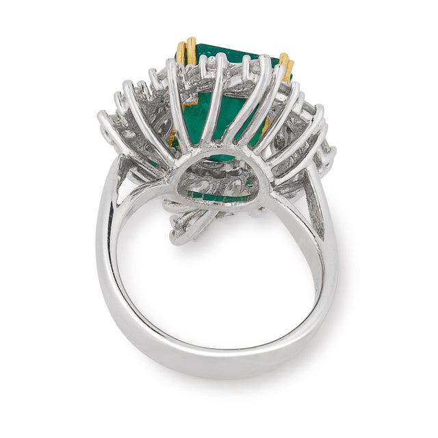 Vintage 5.23 Carat Emerald Diamond Cocktail 18k Gold Ring, Size 6 For Sale In Los Angeles - Image 6 of 6