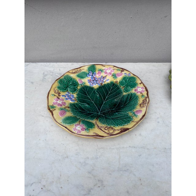 Majolica strawberry plate signed Wedgwood. Diameter / 8.8 inches. Chips on the back.