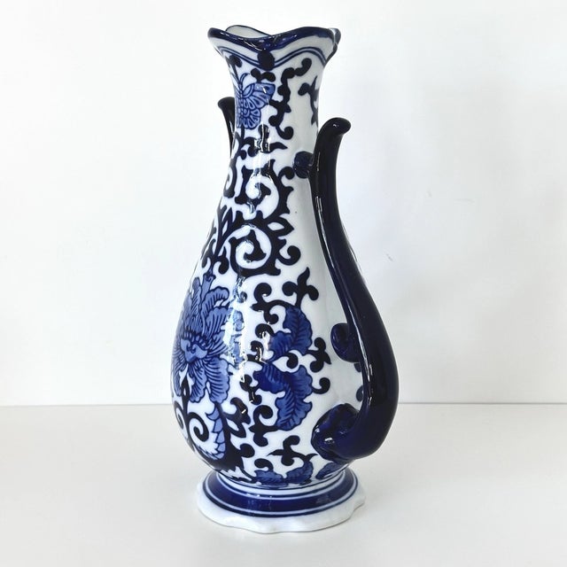 Chinoiserie Vintage Chinoiserie Seymour Mann China Blue Porcelain Vase For Sale - Image 3 of 8