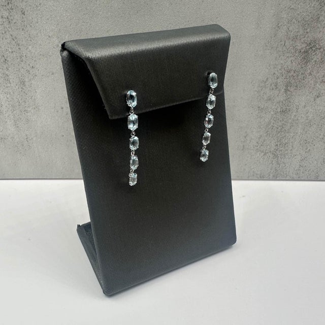 These elegant Aquamarine Drop Earrings in Platinum (PT900) feature a stunning 2.08ctw of natural oval aquamarines, adding...