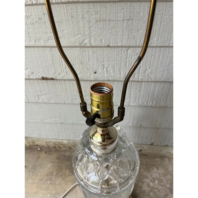 1980s Vintage Crystal & Brass Table Lamp Hollywood Regency, Criss-Cross Cuts For Sale In Dallas - Image 6 of 10