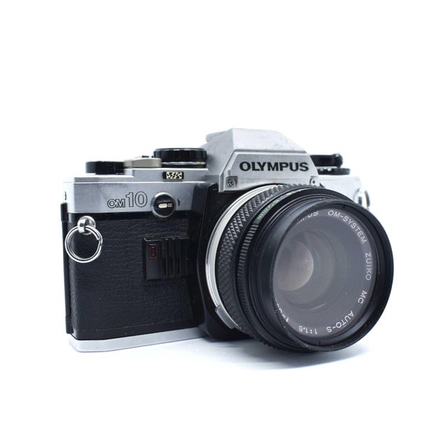 This classic Olympus OM-10 is a definitive example of sleek, mid-century Japanese engineering. Known for its compact...