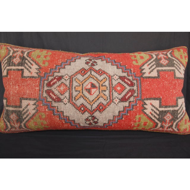 Here i am listing a 100% Handmade double knotted rug pillow cover, made from Vintage Turkish carpet rug. This’s a modern...
