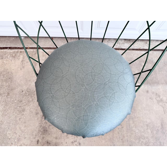 Panton-Style Mid Century Modern Green Wire Bar Stool With Sculptural Spindle Back Mid-Century Modern | 1950s–60s For Sale In Los Angeles - Image 6 of 10