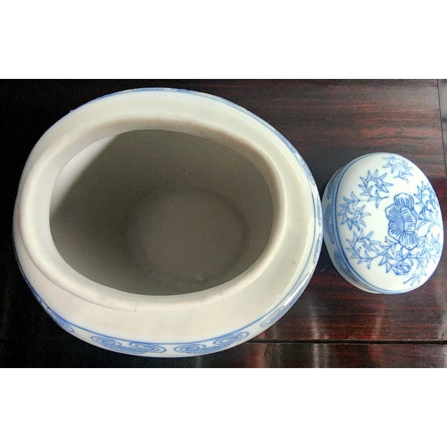 Beautiful Vintage Chinese Fine Ceramic Glazed Lidded Floral Jar For Sale In Los Angeles - Image 6 of 13