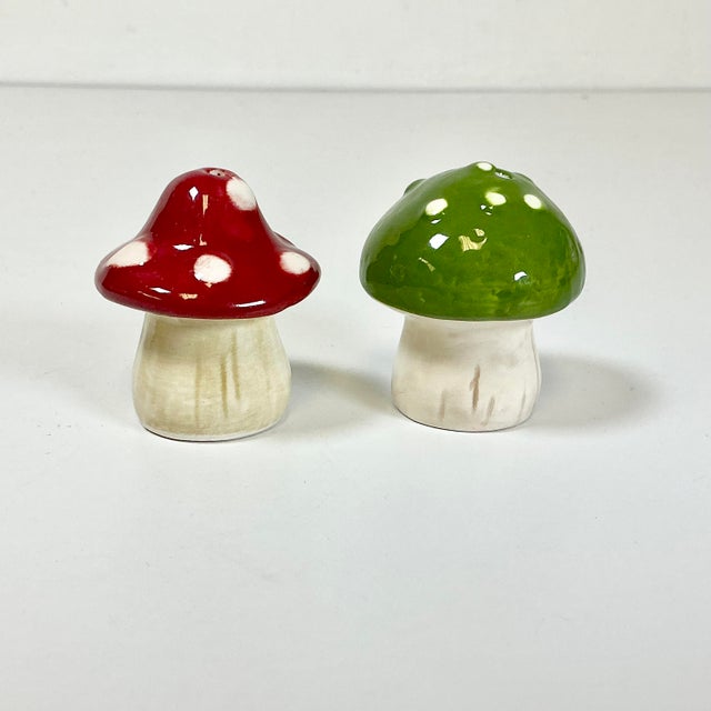 Ceramic 1940s Vintage Boho Chic Hollywood Regency Mushroom Salt & Pepper Shakers - A Pair. For Sale - Image 7 of 10