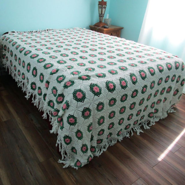 Farmhouse 1970s Handmade Crochet Bedspread Rose Splendor or Rose Pineapple Granny Square With Fringe White Green Pink For Sale - Image 3 of 12
