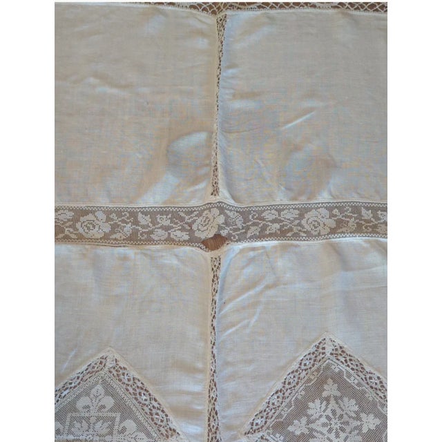 Mid 20th Century European Linen Banquet Cloth With Filet Lace Medallions For Sale In Orlando - Image 6 of 9