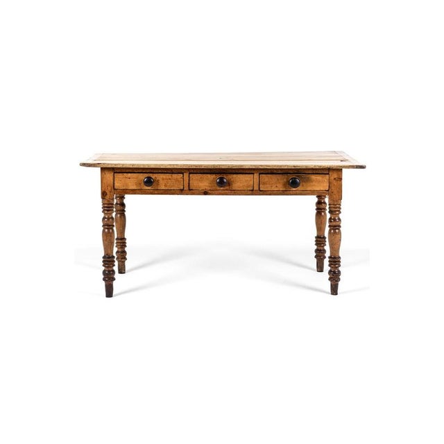 A fabulous 19th century pine farmhouse table in pine with an arrangement of three small drawers. Each of the smooth...