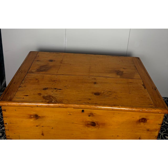 Large Antique 19th Century Large Victorian Pine Trunk Blanket Box For Sale - Image 5 of 17