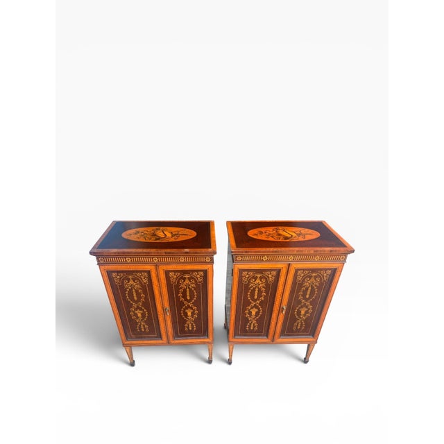Wood Pair of Early 20th Century Federal Revival Inlaid Marquetry Nightstands / Bedside Cabinets For Sale - Image 7 of 14
