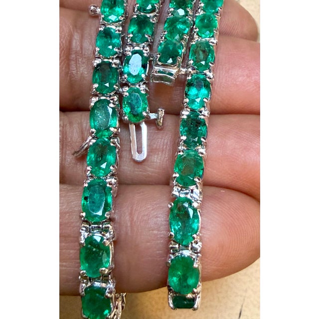 14 Carat Natural Emerald Cocktail Tennis Bracelet 14 Karat White Gold For Sale In New York - Image 6 of 8