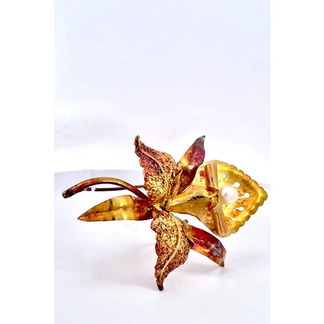1980s Vintage Gold-Tone Lily Brooch and Earrings Set With Pearl, 1980s, 3 Pieces For Sale - Image 5 of 9