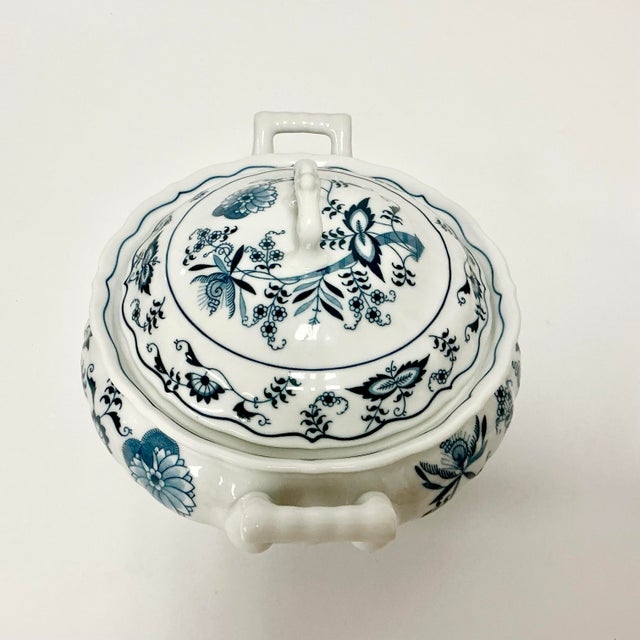 1970s 1970s Vintage Japanese Chinoiserie Meissen Blue Danube Covered Serving Bowl. For Sale - Image 5 of 11